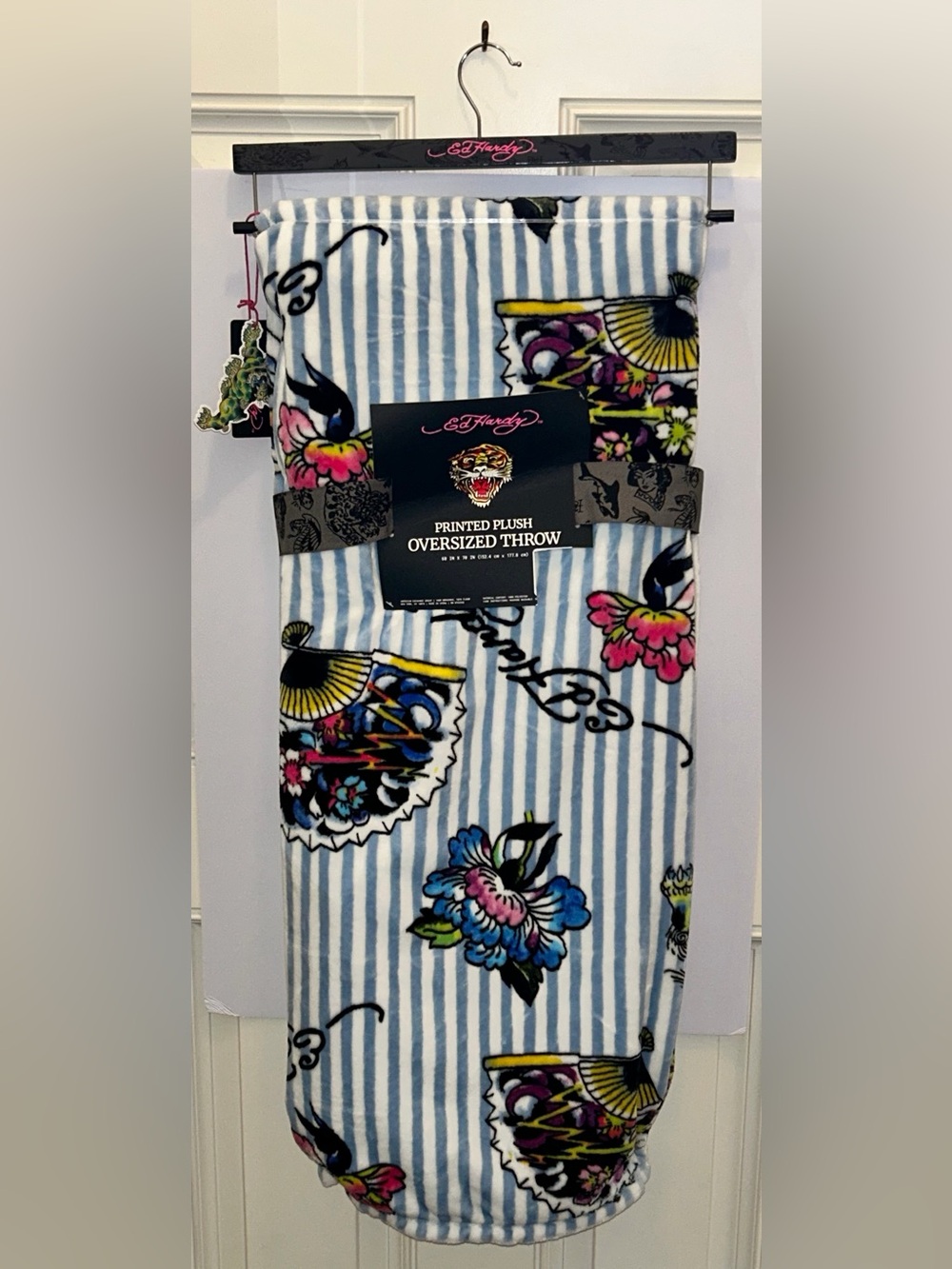 ED HARDY OVERSIZED 60”x70” PLUSH THROW/STRIPED W/ FLOWER TATTOO PRINT/NWT
